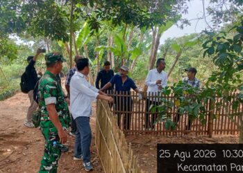 Babinsa Koramil 14/Panongan Dampingi Peternak Bebek Petelur, Perkuat Ketahanan Pangan di Tingkat Desa
