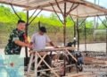 Kuatkan Kemanunggalan TNI-Rakyat, Babinsa Koramil 06/Senayang Bantu Pembangunan Rumah Warga