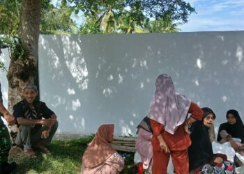 Demi Menjalin Hubungan Baik, Babinsa Melaksanakan Komsos Dengan Salah Satu Masyarakat Penerima Bantuan Bantuan Pangan di wilayah Kecamatan Selatan
