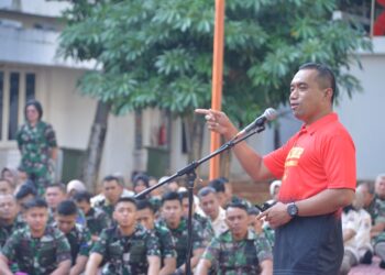 JAGA SOLIDITAS DAN KEKOMPAKAN, DANDENMA MAKO KORMAR BERI JAM KOMANDAN