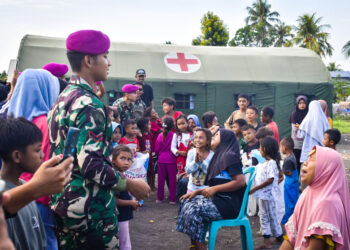 Marinir Berbagi Keceriaan Bersama Anak-Anak Pengungsi Korban Gempa NTT