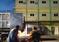BABINSA BERSAMA-SAMA MEMBANTU PEMBUANGAN SAMPAH YANG ADA DI WILAYAH DESA LAMA