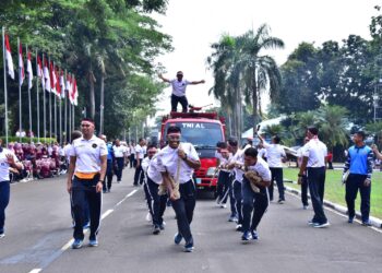 PERKUAT KEBERSAMAAN, SESKOAL GELAR OLAHRAGA BERSAMA KELUARGA BESAR DAN PASIS DIKREG ANGKATAN 66