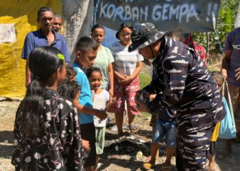 SECERCAH HARAPAN BAGI WARGA KAMPUNG NARA, PRAJURIT TNI AL TEMPUH MEDAN EKSTREM BANTU KORBAN GEMPA NTT
