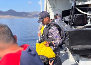 TNI AL DAN BANK INDONESIA SALURKAN BANTUAN KEMANUSIAAN MASYARAKAT TERDAMPAK GEMPA BUMI DI WAIWERANG, NTT