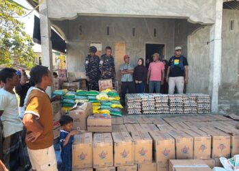 KOLABORASI KEMANUSIAAN, TNI AL GANDENG BUMN TEMBUS JALUR LAUT PASOK 7,2 TON BANTUAN KE DAERAH TERISOLASI DI MANGGARAI BARAT
