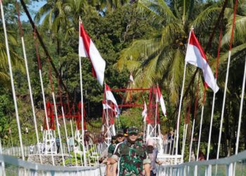 TINJAU JEMBATAN BATANG MANGOI, PANGDAM XX/TIB: AKSES LANCAR, PRODUKTIVITAS MASYARAKAT MENINGKAT