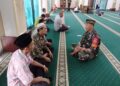 Pererat Silaturahmi, Serka Idrus Farchan Babinsa Desa Ujung Labuan Kecamatan Namorambe Laksanakan Komsos Seusai Solat Jumat di Masjid AL–Hidayah