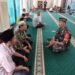 Pererat Silaturahmi, Serka Idrus Farchan Babinsa Desa Ujung Labuan Kecamatan Namorambe Laksanakan Komsos Seusai Solat Jumat di Masjid AL–Hidayah