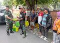 BABINSA KORAMIL 0201-05/MB DUKUNG PEMBAGIAN NASI KOTAK JUM’AT BERKAH KEPADA PETUGAS KEBERSIHAN