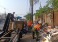Jaga Kebersihan Lingkungan, Satgas Sampah Kodim 0510/Tigaraksa Bersihkan Tumpukan Sampah di Desa Cibadak