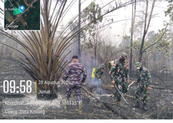 Atasi Kabut Asap di Wilayah Perbatasan, Babinsa Temajuk Bersama TNI AL Turun Langsung Padamkan Karhutla
