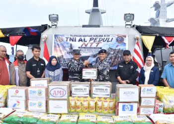 Dari Wilayah Sorong Papua Barat Daya, Kapal Perang TNI AL Angkut Bahan Kontak Untuk Korban Terdampak Gempa Bumi NTT