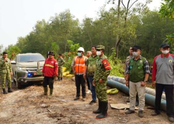 Tinjau Karhutla di Londerang, Danrem 042/Gapu Turun ke Lokasi Bantu Padamkan Api
