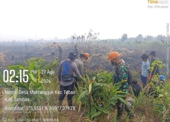 Tanpa Lelah, Anggota Koramil Tebas dan Polsek Turun Langsung Padamkan Karhutla