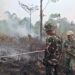 Cegah Karhutla Meluas, Yonif TP 542 dan Kodim Sintang Bersama Padamkan Api di Anggah Jaya