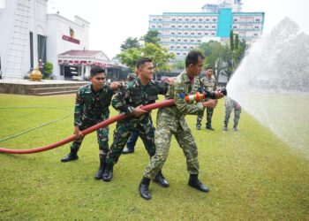 PRAJURIT MARKAS KOMANDO KORPS MARINIR TINGKATKAN KESIAPSIAGAAN MELALUI PELATIHAN PEMADAM KEBAKARAN