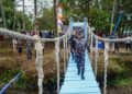 Hujan Tak Halangi Pangkoarmada RI Resmikan Jembatan Kori dan Gelar Bakti Sosial di Negeri Tawiri