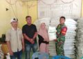 Wujud Kepedulian Rakyat, Babinsa Koramil 02/TL Kawal Penyaluran Bantuan Pangan Bulog di Desa Air Hitam
