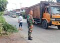 Pohon Tumbang Halangi Jalan Lintas, Babinsa Koramil 08/RP Sigap Turun Tangan Urai Kemacetan