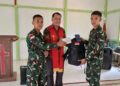 Pererat Toleransi, Satgas Yonarmed 13/Nanggala Salurkan Alkitab dan Buku Doa ke Gereja di Perbatasan