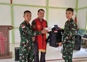 Pererat Toleransi, Satgas Yonarmed 13/Nanggala Salurkan Alkitab dan Buku Doa ke Gereja di Perbatasan