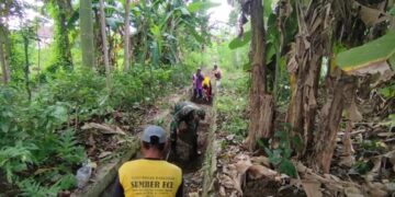 Babinsa dan Warga Gotong Royong Bersihkan Saluran Irigasi