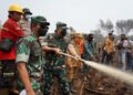 Pangdam XX/TIB Turun Langsung ke Londerang, Pastikan Karhutla Terkendali dan Lakukan Pendinginan