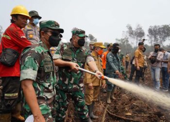 Pangdam XX/TIB Turun Langsung ke Londerang, Pastikan Karhutla Terkendali dan Lakukan Pendinginan