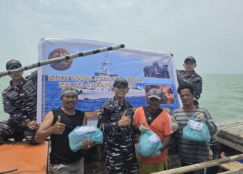 KRI PULAU RANGSANG-727 BERBAGI DENGAN NELAYAN DISELA OPERASI PATKOR INDOSIN-26