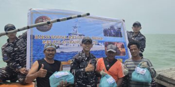 KRI PULAU RANGSANG-727 BERBAGI DENGAN NELAYAN DISELA OPERASI PATKOR INDOSIN-26