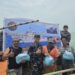 KRI PULAU RANGSANG-727 BERBAGI DENGAN NELAYAN DISELA OPERASI PATKOR INDOSIN-26