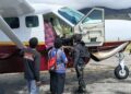 Satgas Pasgat Pos Sinak Evakuasi Ibu Hamil 33 Minggu Dari Sinak Menju Timika