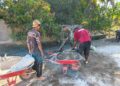 Manunggal dengan Warga, Babinsa Bantu Gotong Royong Semenisasi Drainase Kampung