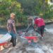 Manunggal dengan Warga, Babinsa Bantu Gotong Royong Semenisasi Drainase Kampung