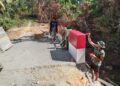 TNI Bersama Warga Bangun Jembatan Beton di Gunung Cut, Permudah Akses Hasil Kebun Petani
