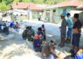 Hangatnya Kebersamaan, Satgas TMMD ke-129 Kodim 1505/Tidore Makan Bersama Warga di Lokasi Pekerjaan