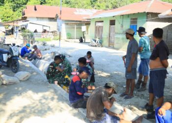 Hangatnya Kebersamaan, Satgas TMMD ke-129 Kodim 1505/Tidore Makan Bersama Warga di Lokasi Pekerjaan