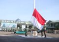 Babinsa Sigap Bantu Warga Robohkan Pagar Miring untuk Mencegah Risiko Kecelakaan