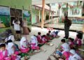Babinsa Dampingi Penyaluran Program Makan Bergizi Gratis di Sejumlah Sekolah Babahrot