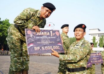 Kapusjaspermildas TNI Serahkan Hadiah Lomba Video Kreatif Bela Diri Taktis HUT Ke-11 Pusjaspermildas TNI