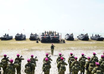 Wakil Panglima TNI dan Sejumlah Pejabat Negara Terima Warga Kehormatan dan Brevet Korps Marinir
