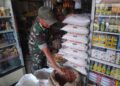 Perlancar Aliran Air, Babinsa Koramil 09/Nrs Gotong Royong Bangun Saluran Irigasi