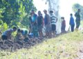 Bahu Membahu Demi Desa Sehat, Satgas TMMD Bersama Warga Bersihkan Saluran Air