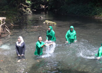 Jembatan Wisata Rampung, Persit Nikmati Keindahan Air Terjun Kampung Sesor