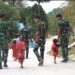 Senyum Anak-Anak Warnai Hasil Pembangunan Jalan Cor 250 Meter TMMD Ke-129 di Kampung Sesor