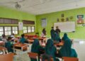 Babinsa Dampingi Penyaluran MBG di SMAN di Babahrot