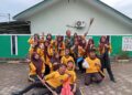 Babinsa Bersama Muspika dan Masyarakat Gotong Royong Persiapkan Lapangan Upacara HUT ke-81 RI