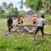 Babinsa Bersama Muspika dan Masyarakat Gotong Royong Persiapkan Lapangan Upacara HUT ke-81 RI