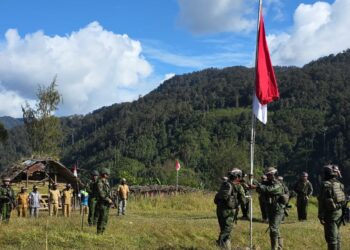 Menembus Keterisolasian Ugimba: Misi Pengabdian Koops TNI Habema Mengibarkan Merah Putih di Kaki Gunung Cartenz